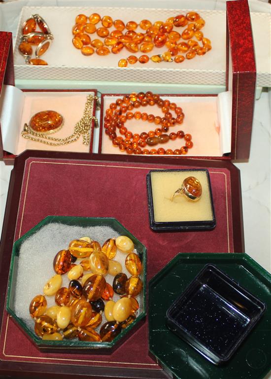 9 items of amber set jewellery